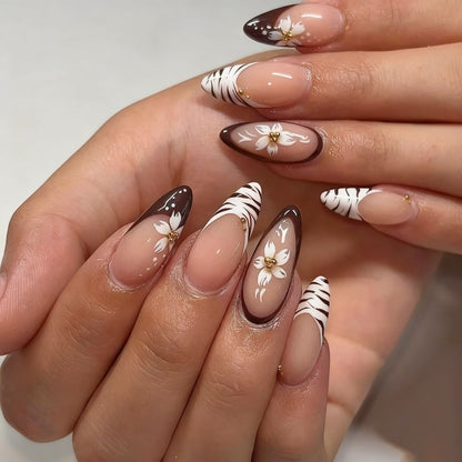 Elegante Blumen-Mandel-Nail Art Brehn