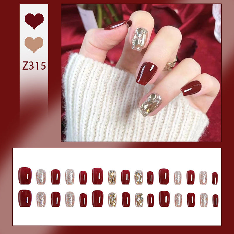 Kunstnagelset mit eleganten Glitzer- und Metallic-Akzenten Brehn