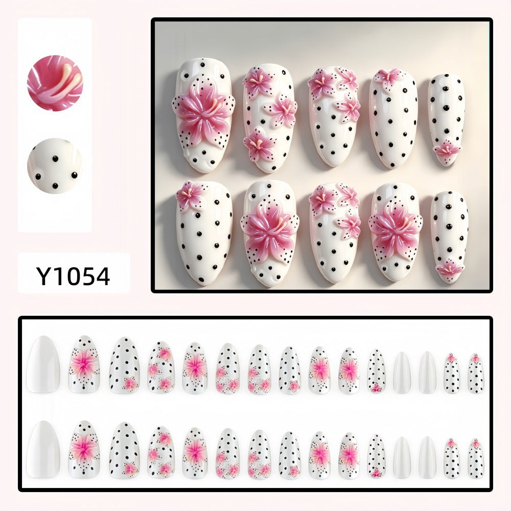 Kunstnagelset mit floralen Akzenten und Polka-Dots Brehn