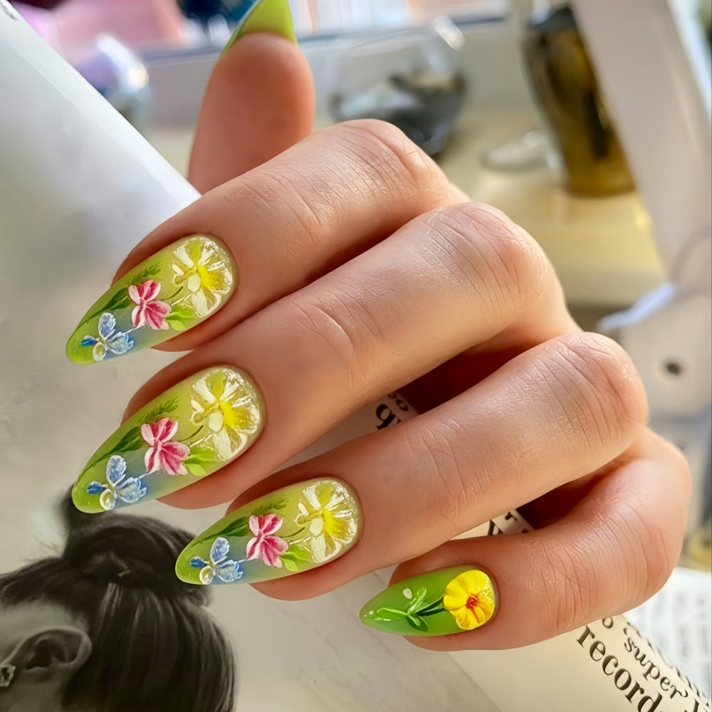 Kunstnagel mit Fröhlichen Floralem Design Brehn