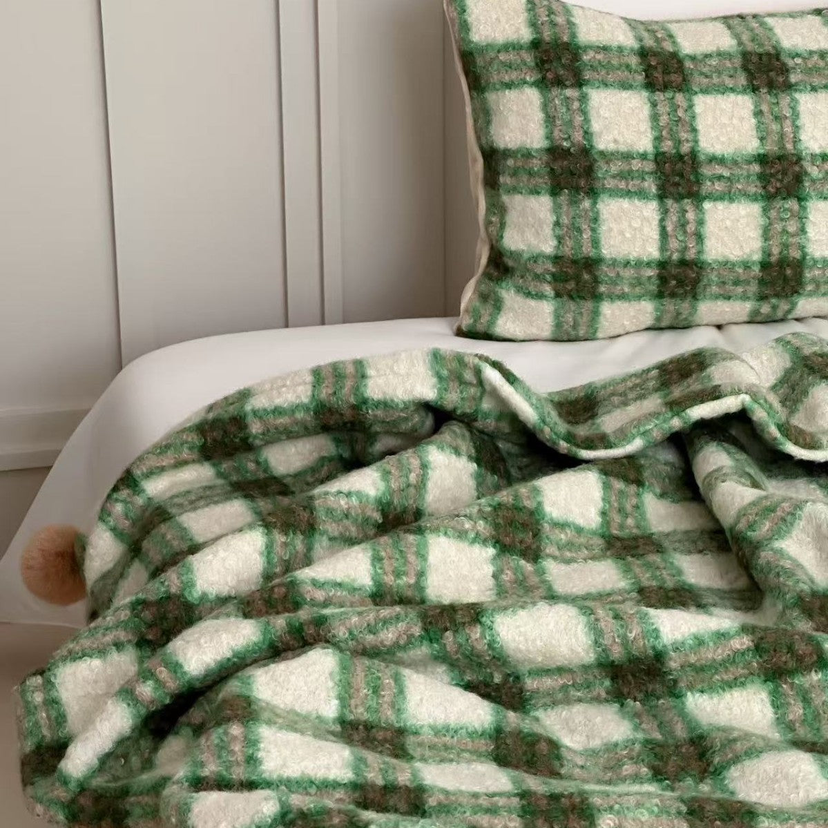 Kuscheldecke mit kariertem Muster und Bommelverzierung Brehn