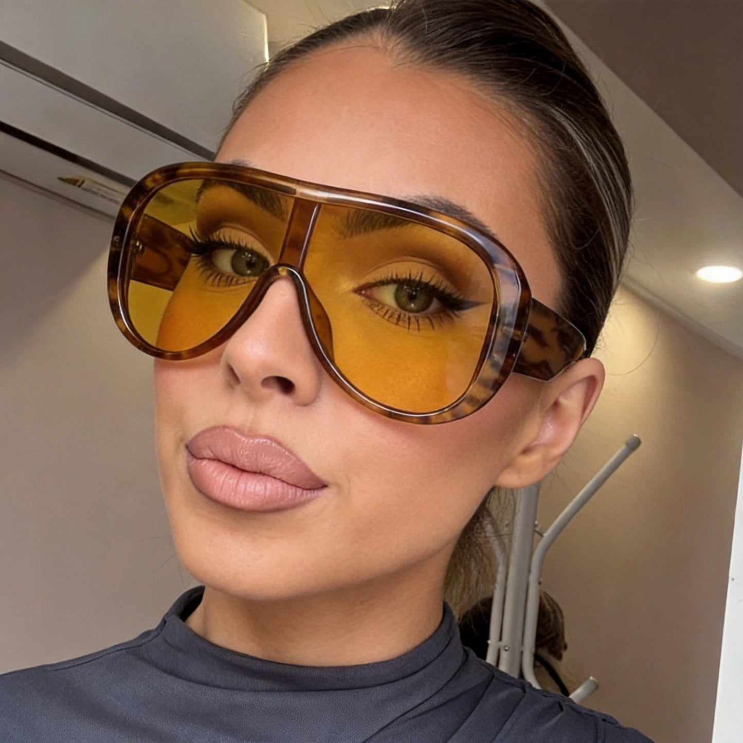 Damen oversized Sportsonnenbrille im retro inspirierten Design Brehn