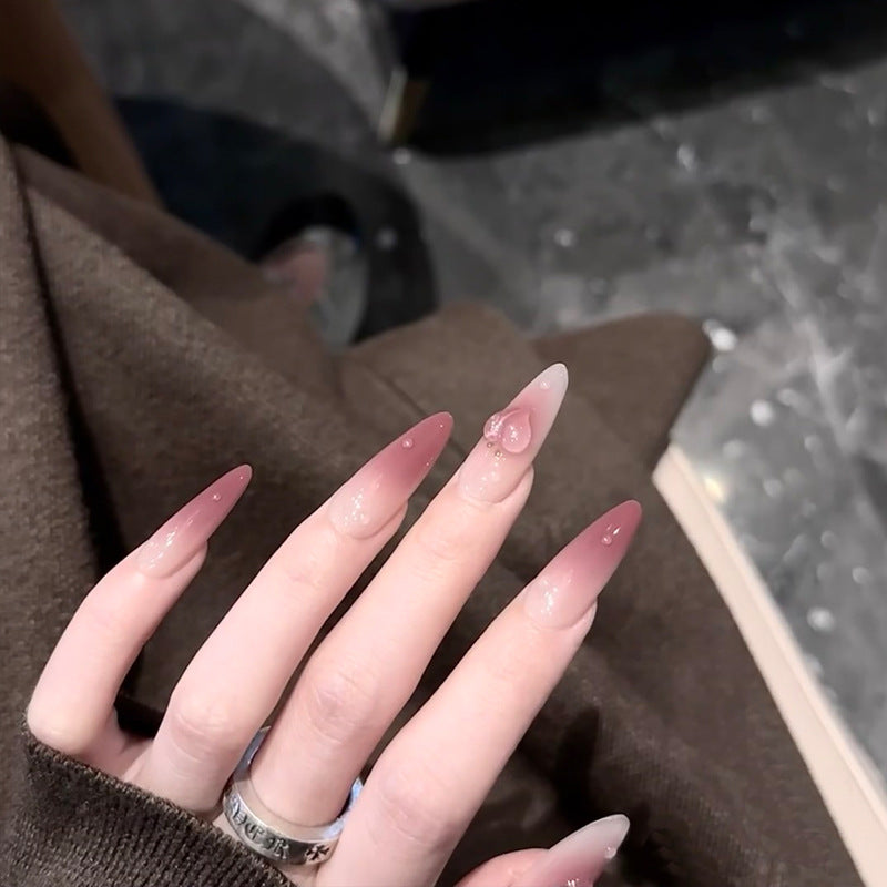 Elegante Stiletto Press-On Nägel mit Herzakzenten Brehn