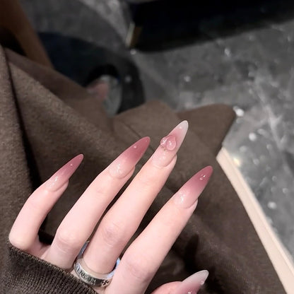 Elegante Stiletto Press-On Nägel mit Herzakzenten Brehn