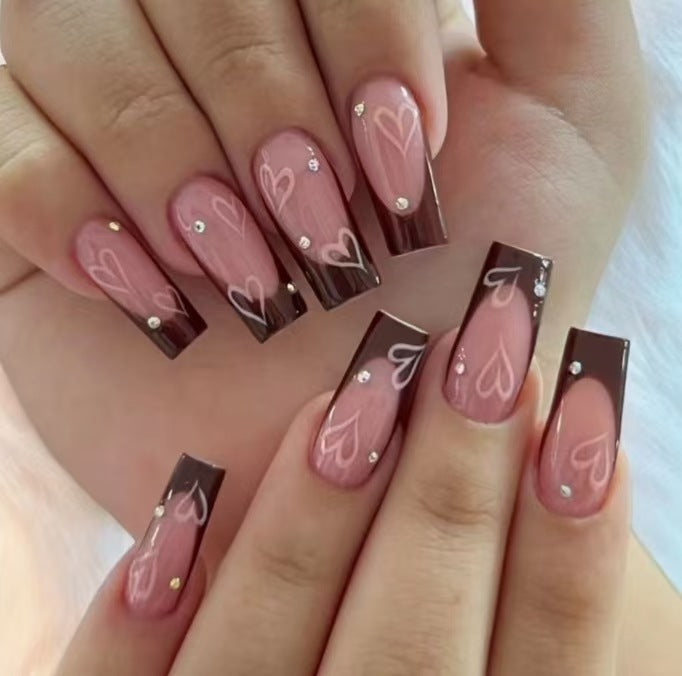 Dekoratives Press-On Nagelset mit Herzdesign Brehn