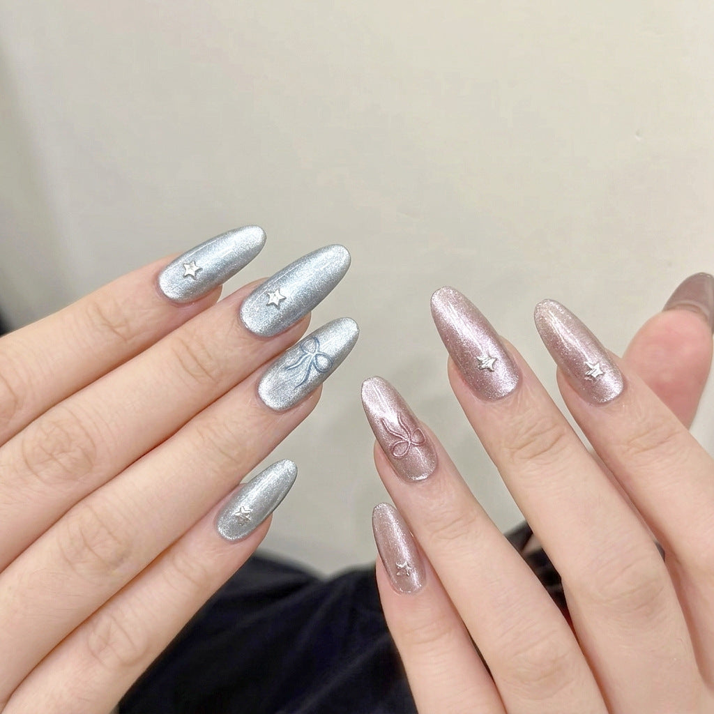 Charmante Metallic Press-On Nägel mit Schleifenakzenten