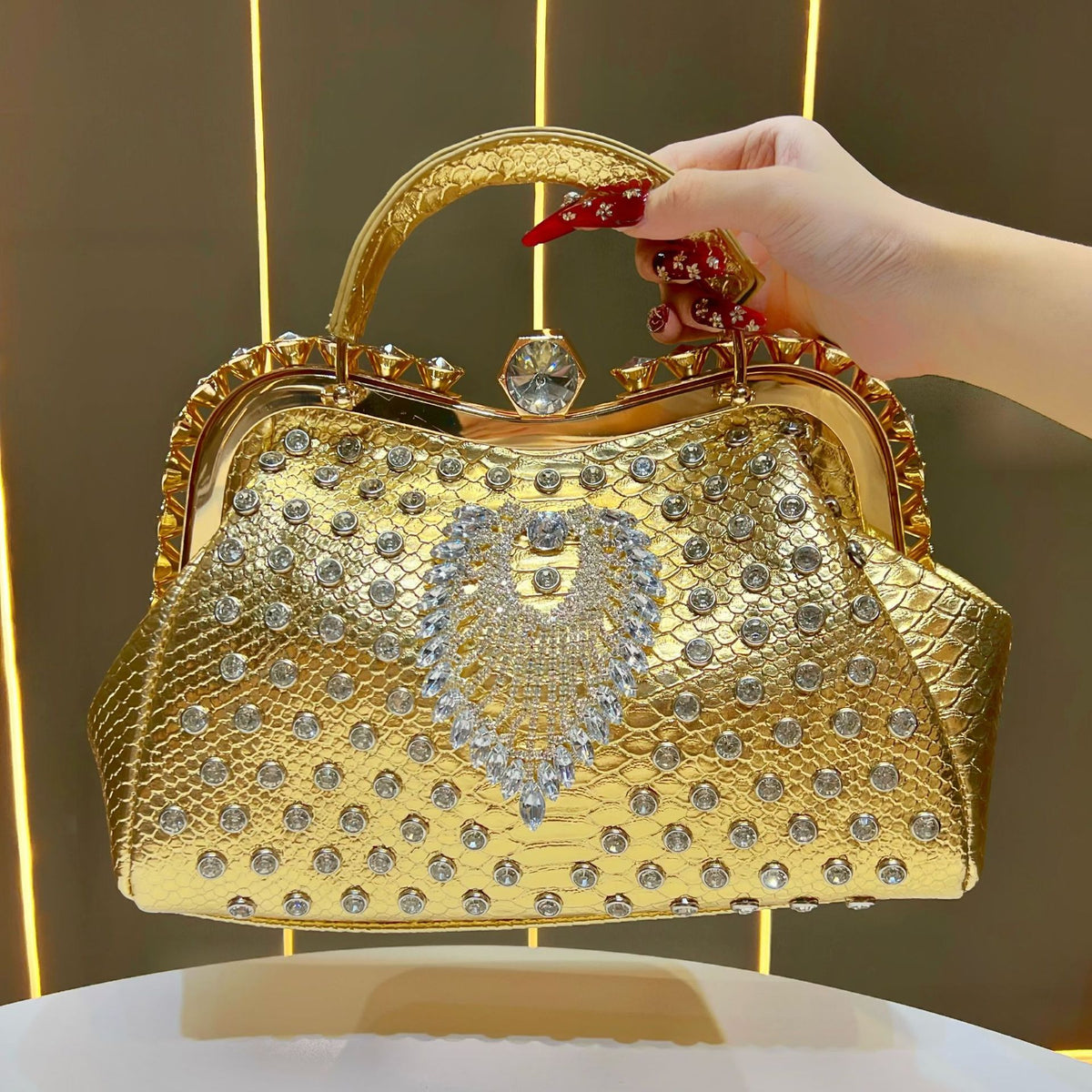 Luxuriöse mit Kristallen verzierte Abendhandtasche