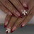 Dekoratives Press-On-Nagelkunst-Set mit eleganten Bandakzenten Brehn