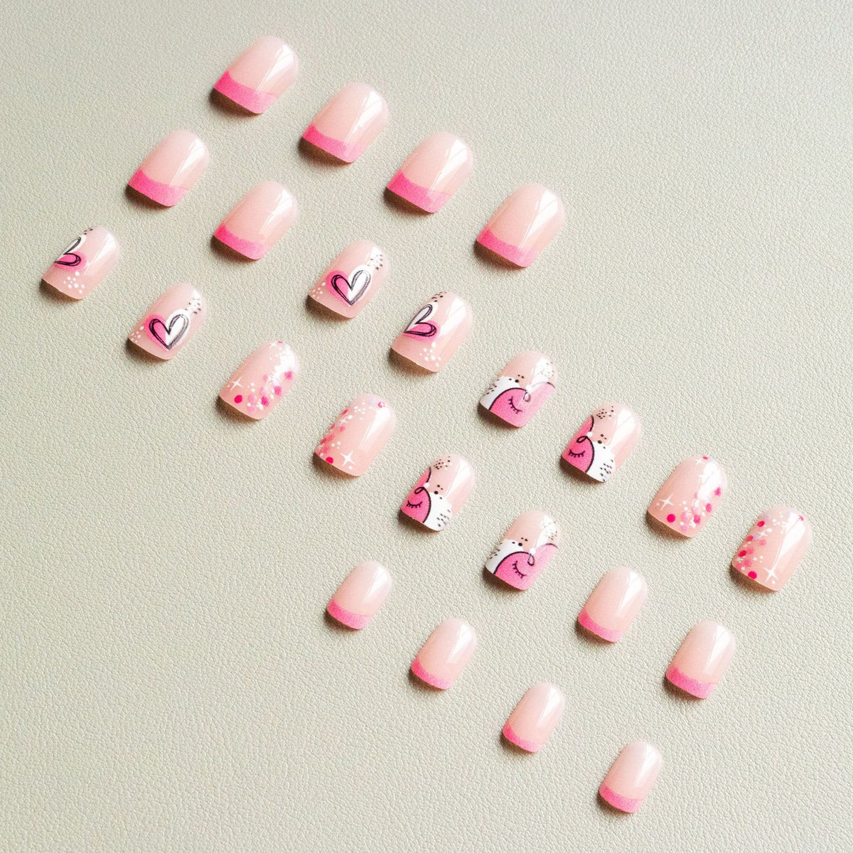 Künstlerisches Nail Art Kit mit Herz- und Funkeldesigns