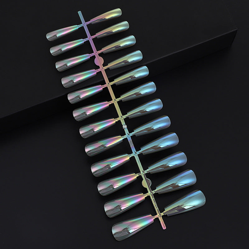 Kunstnägel im modernen holografischen Design Brehn