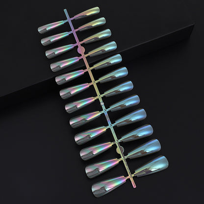 Kunstnägel im modernen holografischen Design Brehn