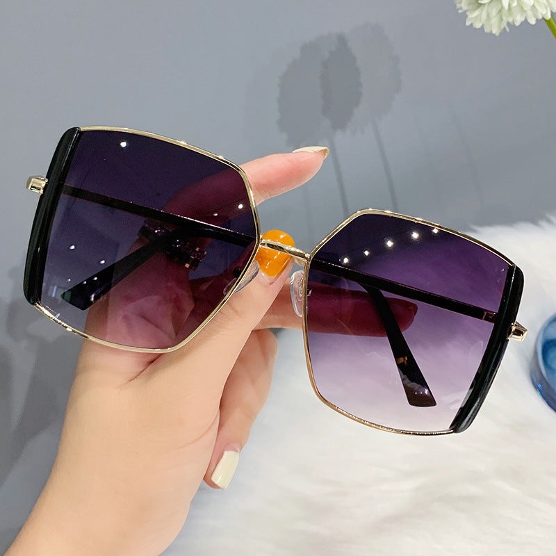 Damen oversized Sonnenbrille mit glamourösem Rahmen Brehn