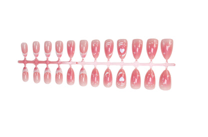 Kunstnagelset mit romantischem Herz-Design und Glitzerakzenten Brehn