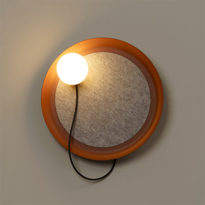 Moderne Wandlampe mit Stoffhintergrund und sanftem Licht