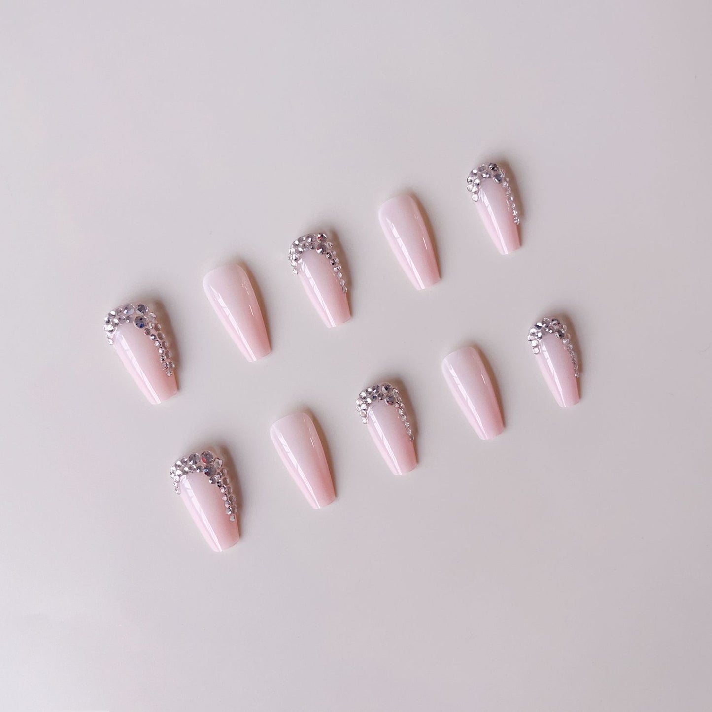 Kunstnagelset mit glamourösen Strassverzierungen Brehn