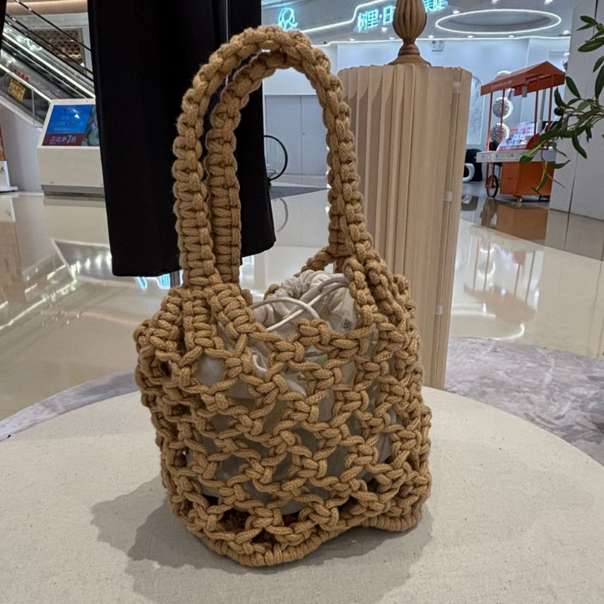 Modische Handtasche Aus Geflochtenem Material Brehn