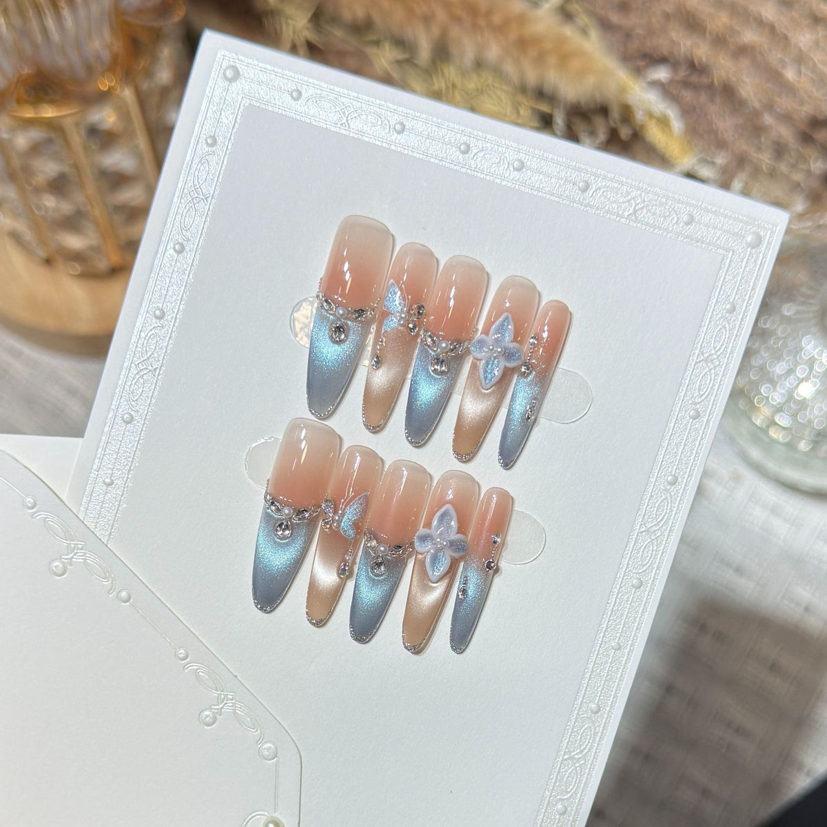 Künstlerisches Press-On-Nagel-Set mit floralen und Edelsteinakzenten Brehn