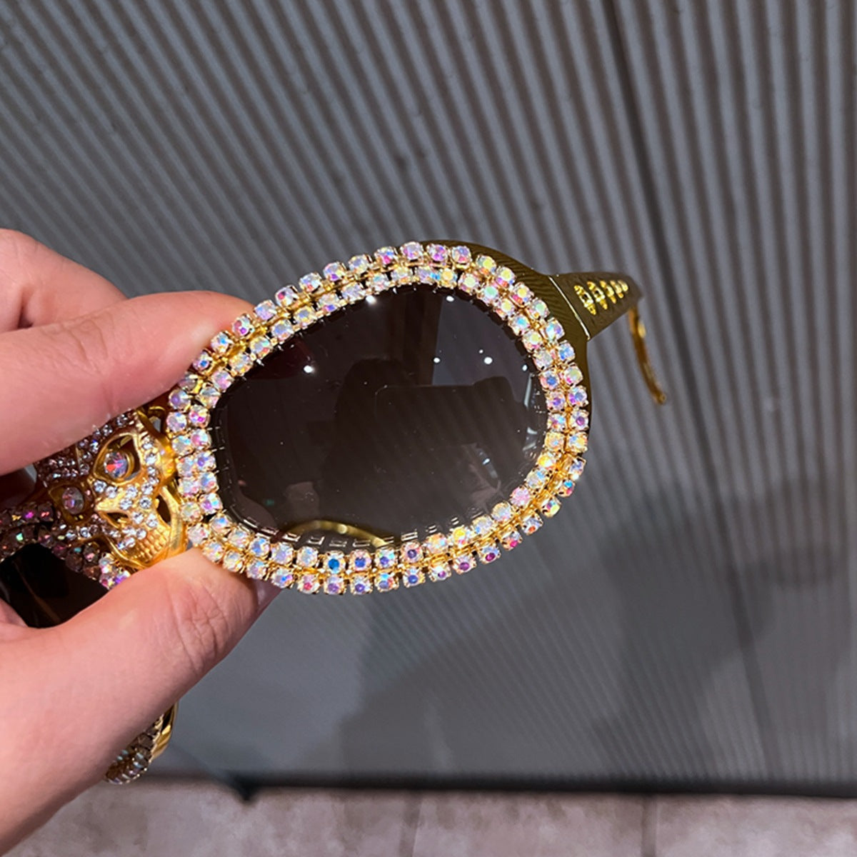 Damen Statement-Sonnenbrille mit auffälligem Totenkopf-Design und funkelndem Kristallbesatz Brehn