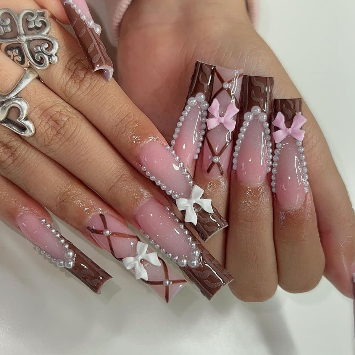 Kunstnagelset mit stilvollen 3D-Bow-Details und elegantem Glanz Brehn
