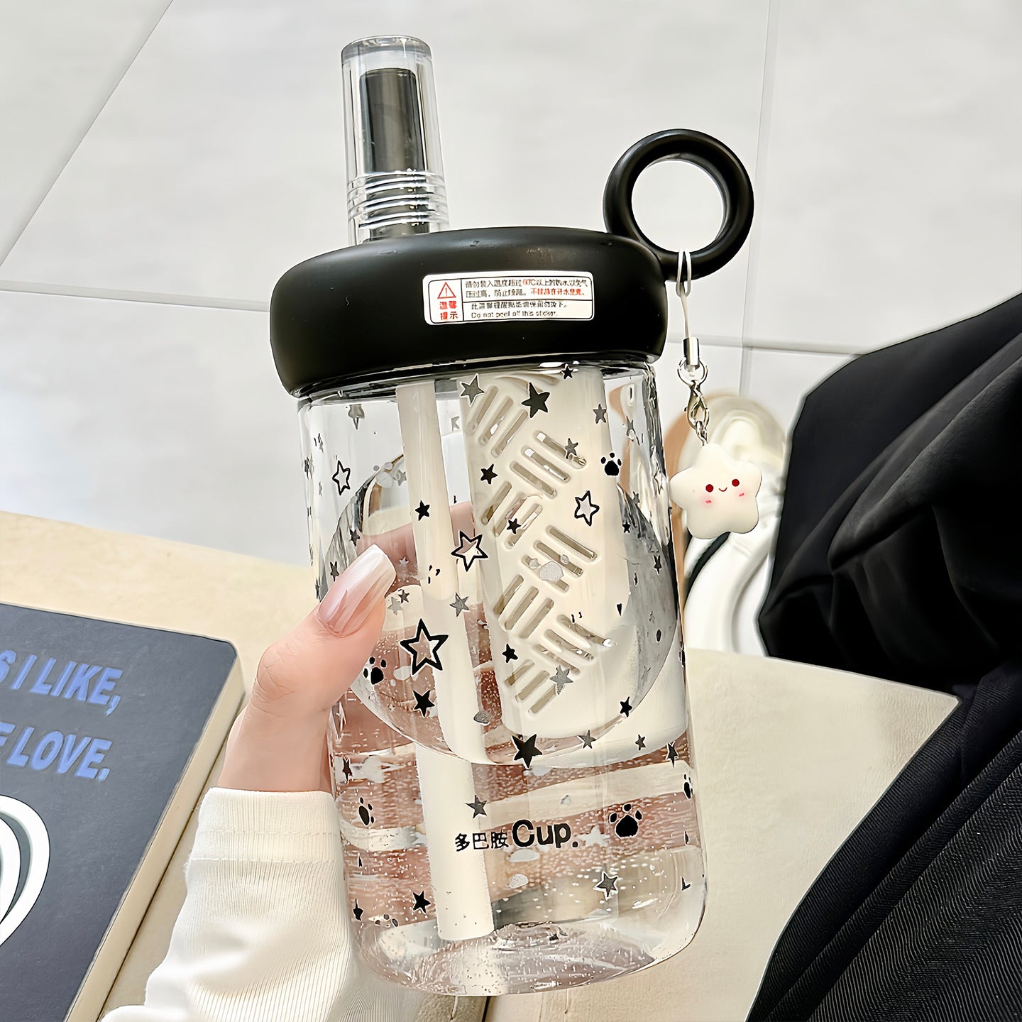 Damen Trinkflasche mit integriertem Fruchtfilter und charmantem Anhänger Brehn