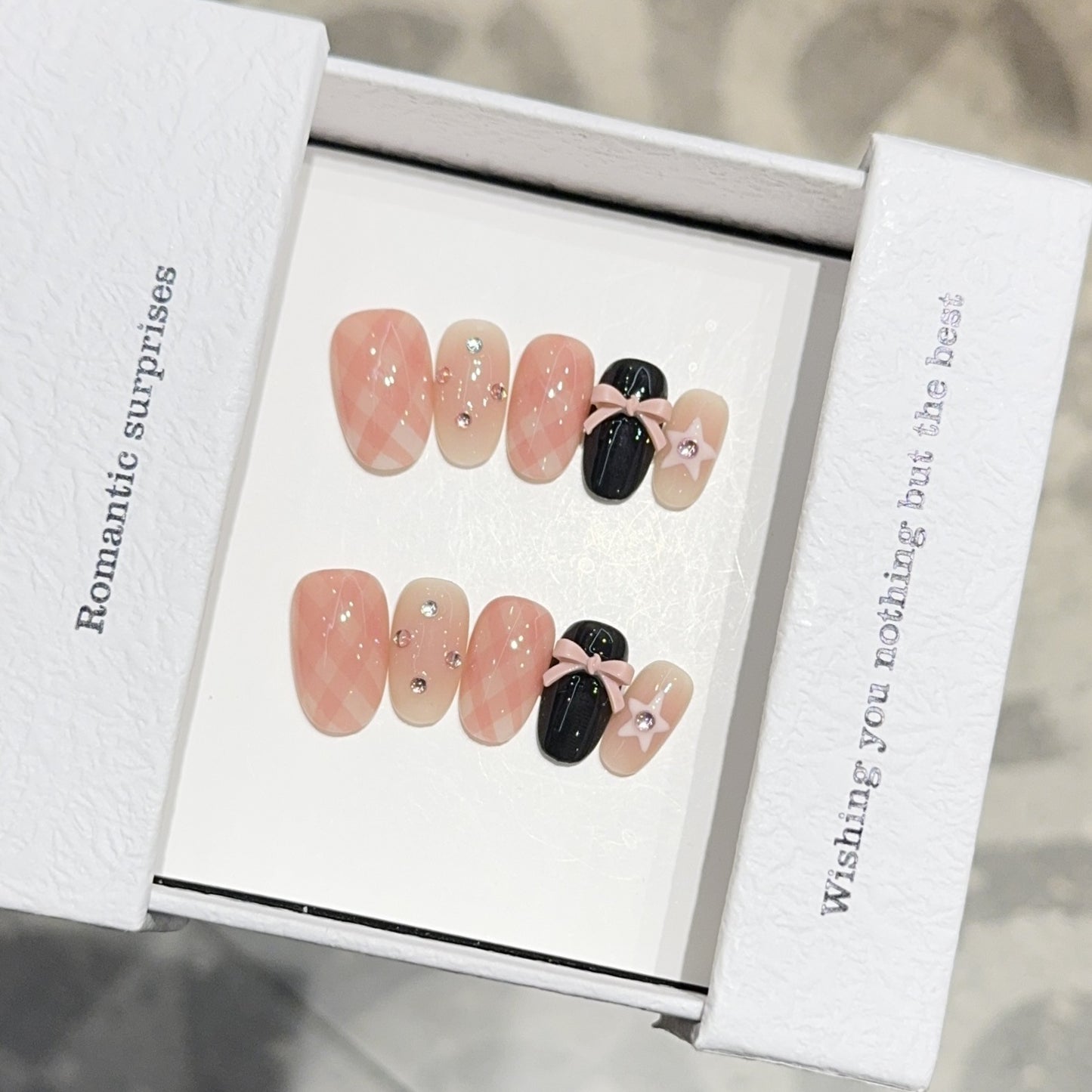 Kunstnägel mit Romantischem Design und Glitzerdetails Brehn
