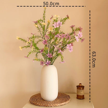 Lebensechte Blumenarrangement mit eleganter Vase