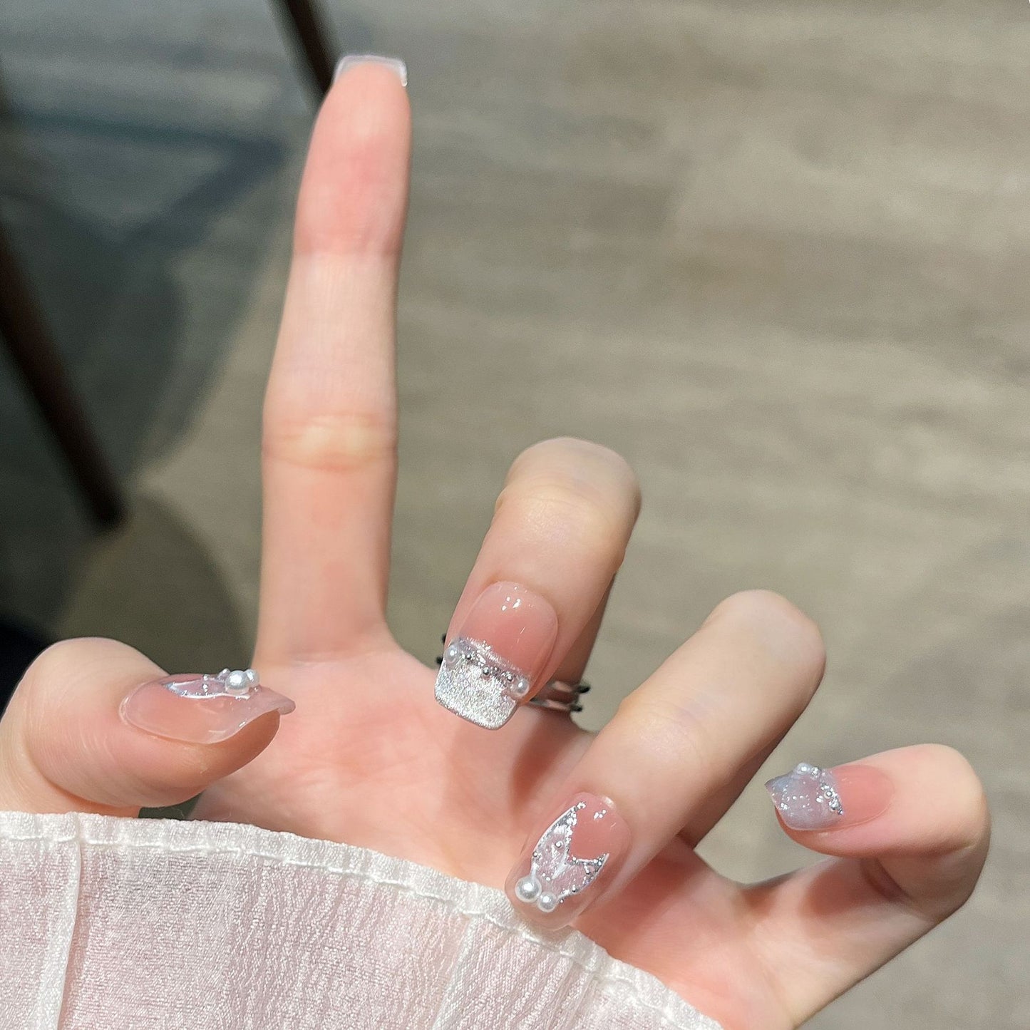 Elegante mit Kristallen verzierte Nagelverlängerungen Brehn