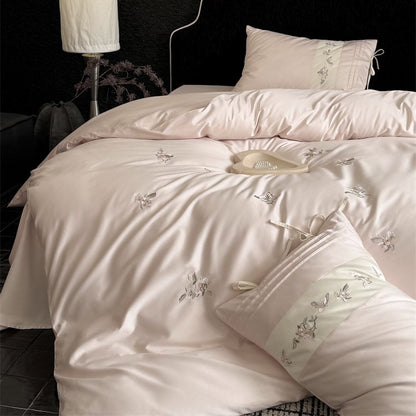 Luxuriöses Satin-Bettwäscheset mit bestickten Blütenapplikationen und Nackenrolle Brehn