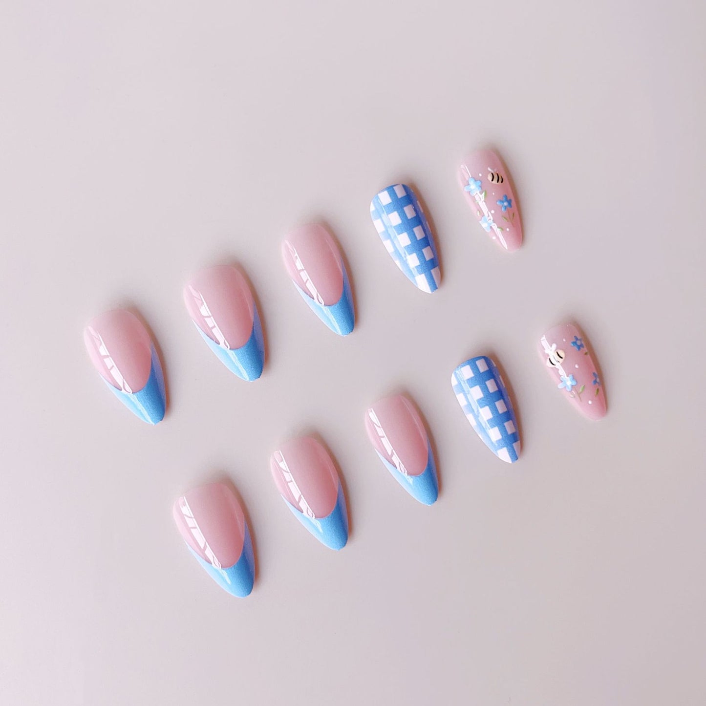 Kunstnagelset mit floralen und karierter Gestaltung Brehn