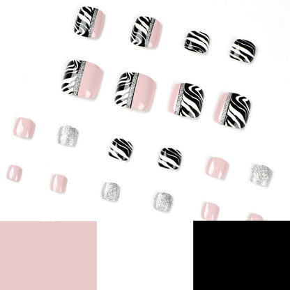 Kunstvolle Fußnagelkunst mit Zebra-Muster und Glitzerakzenten Brehn
