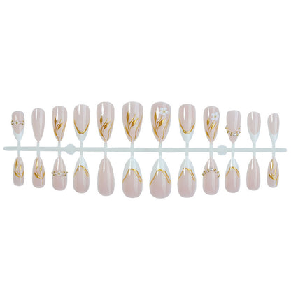 Kunstnagelset mit eleganten Goldakzenten und floralen Designs Brehn