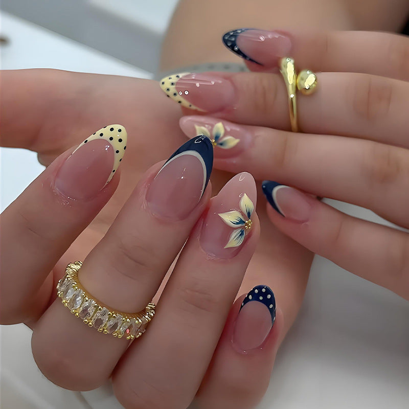 Kunstnagelset mit eleganten Blumendetails und modernen Akzenten Brehn
