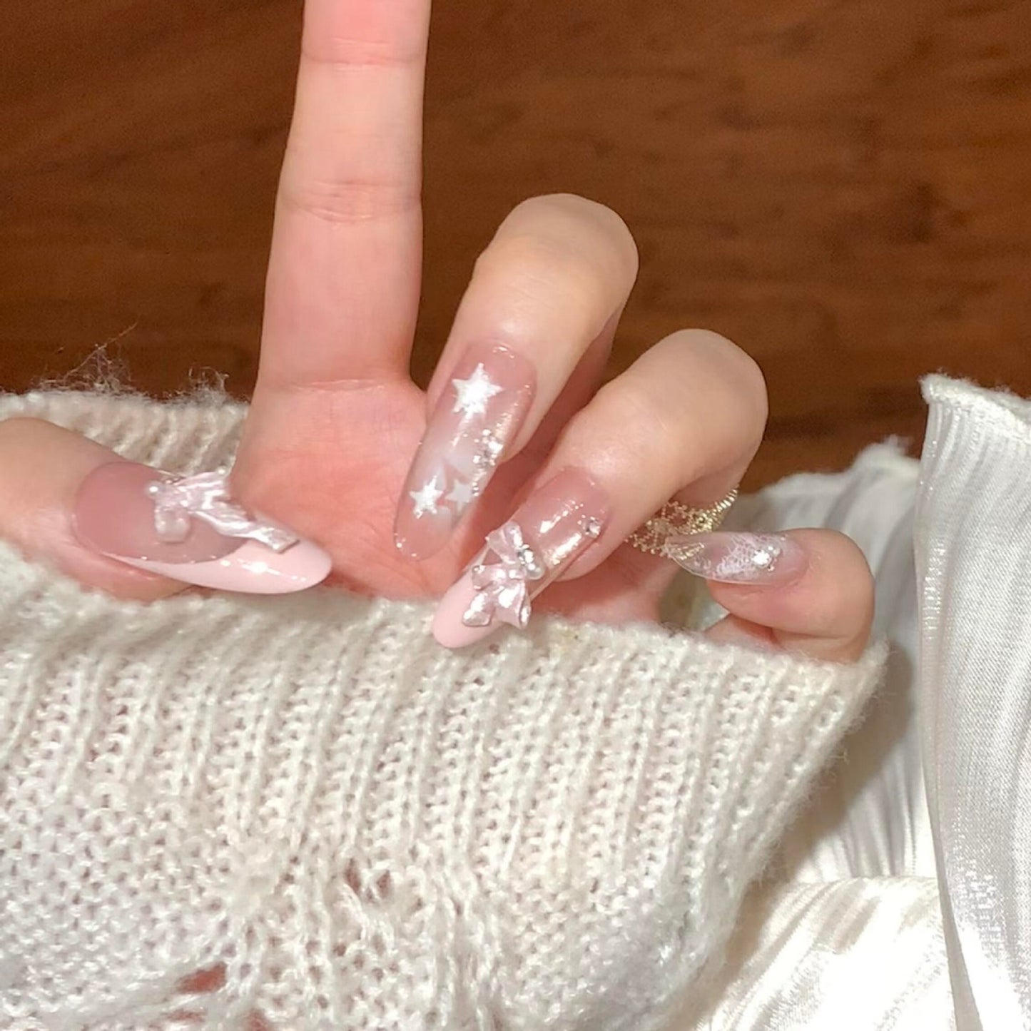 Künstliche Nagelspitzen mit Glamourösen Glitzer- und Schleifendetails Brehn