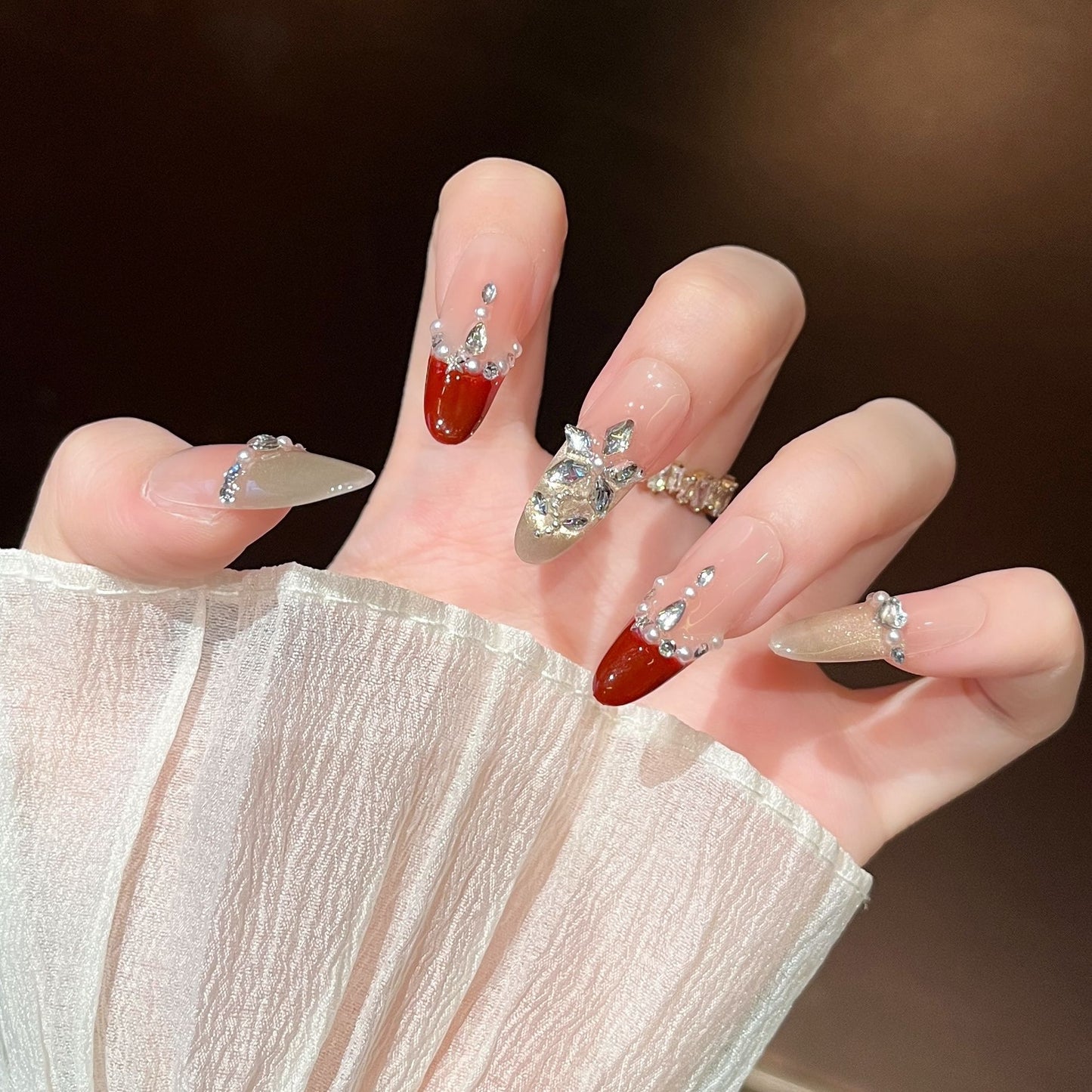 Künstlerische Stiletto Press-On Nagelkunst mit schimmernden Akzenten Brehn