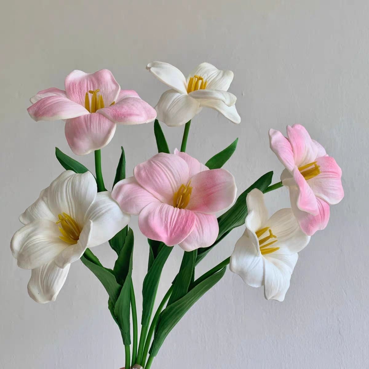 Lebensechte dekorative Blumenarrangement