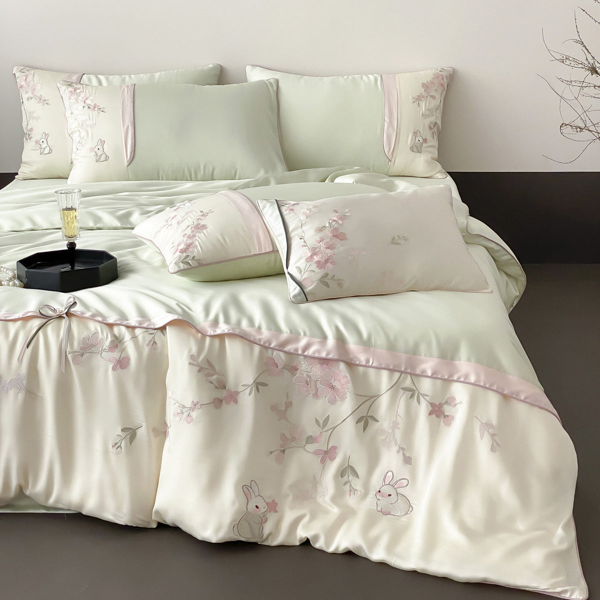 Luxe Satin-Feel Botanisch Gestickte Bettbezug-Ensemble mit Applikationshasen & Bandbindungsaum