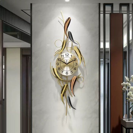 Künstlerische Wanduhr mit Blattmotiv Brehn
