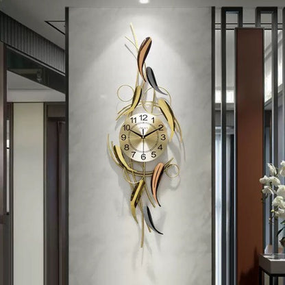 Künstlerische Wanduhr mit Blattmotiv Brehn