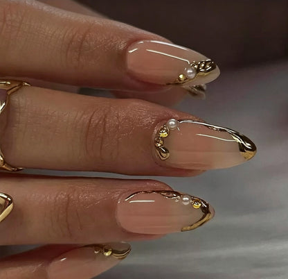 Elegante gold-dekorierte Acryl-Nagelkunst-Verzierungen Brehn