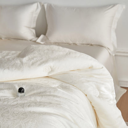 Luxuriöse bestickte Jacquard Daunenalternative Bettdecke mit Boxstepp und dekorativem Saum