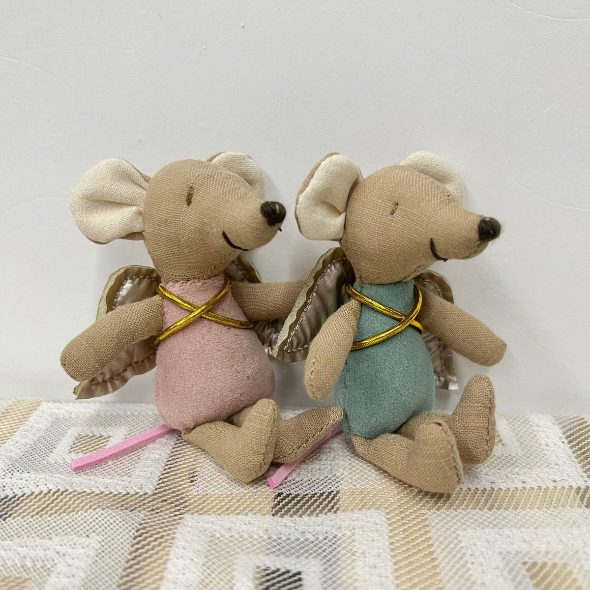 Handgefertigte Baumwolle Maus Puppe mit gehäkeltem Blumenkleid