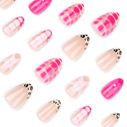 Kunstvolle Nagelkunst mit buntem Design und Glitzerakzenten Brehn