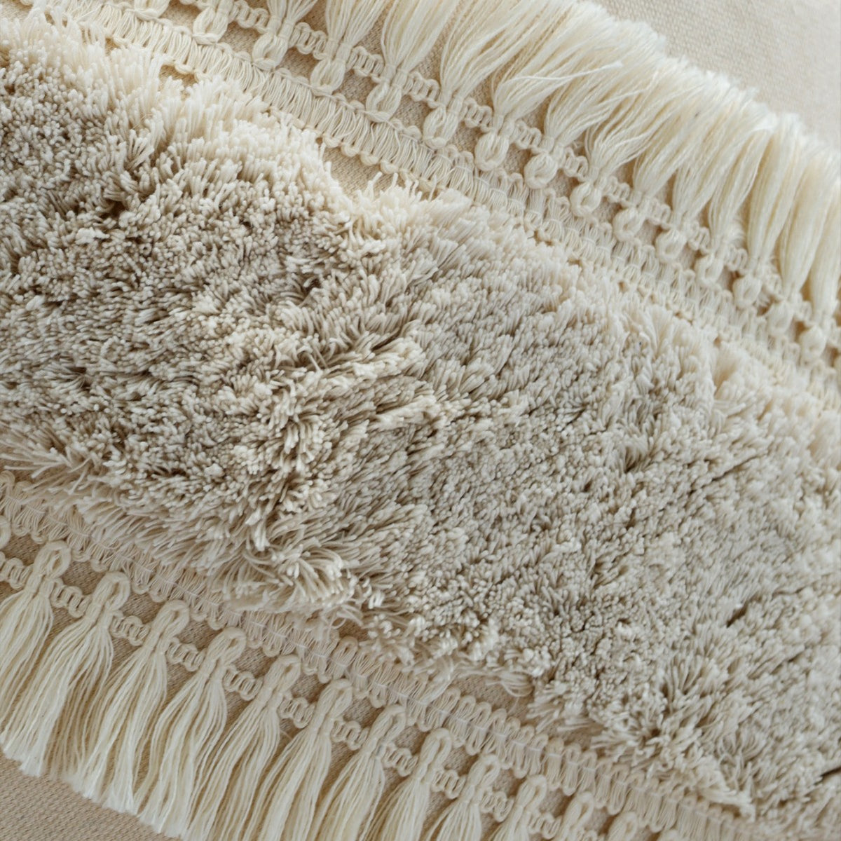 Quadratischer Boho-Kissenbezug mit diagonalem Teddy-Relief, Fransen und Eckquasten Brehn