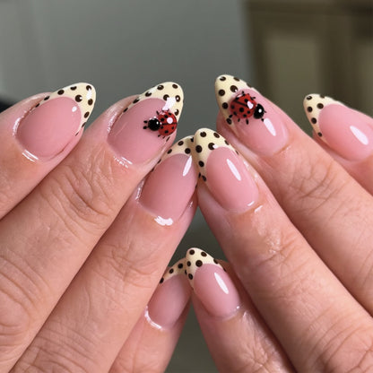 Kunstvolle Nagelkunst mit Marienkäfer-Motiv und Polka-Dots Brehn