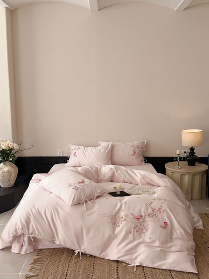 Feinseidige Satin-Bettwäsche-Garnitur mit zarter Blumenstickerei und Bindebändern Brehn