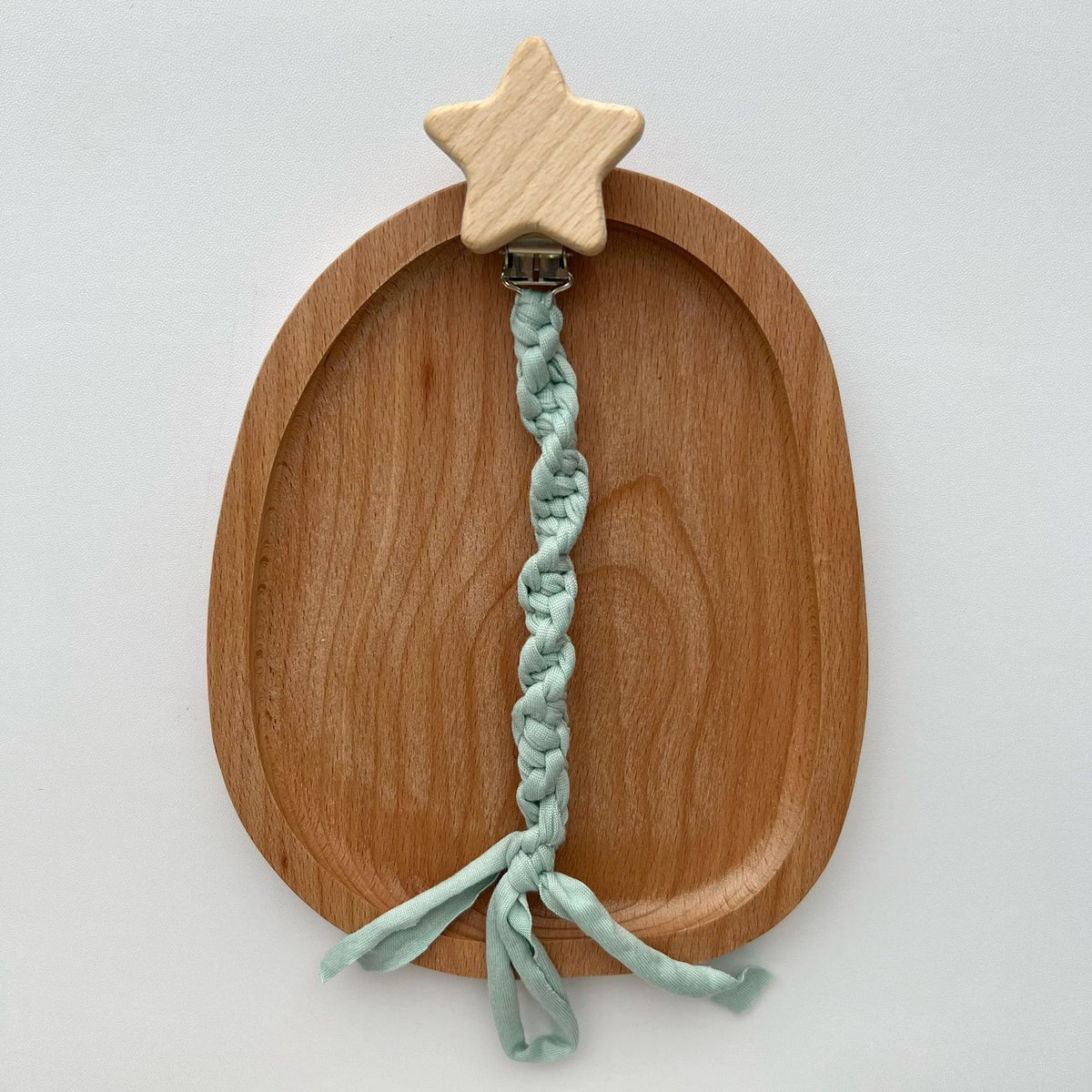 Holzstern Schnullerclip mit geflochtenem Baumwollriemen