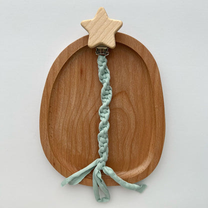 Holzstern Schnullerclip mit geflochtenem Baumwollriemen