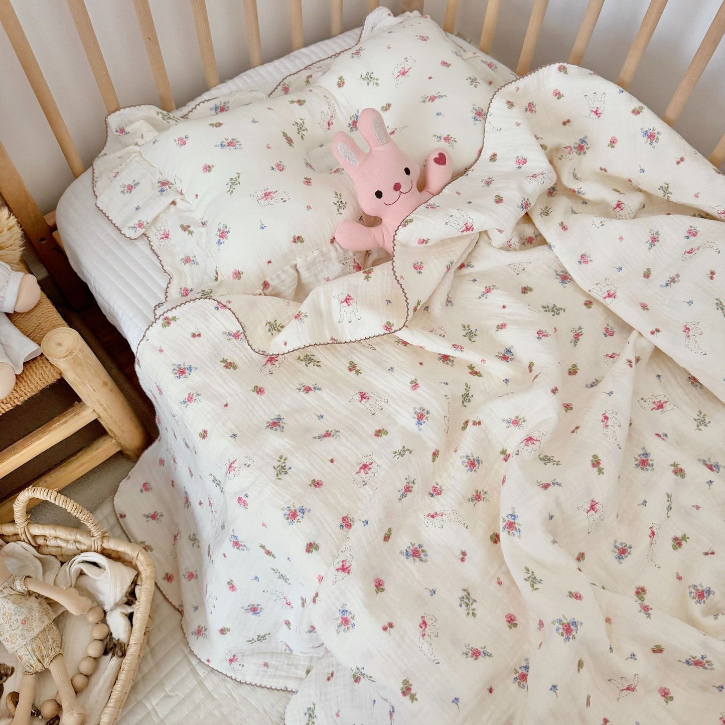 Unisex Musselin-Decke mit zartem Blumendesign und eleganten Rüschen Brehn