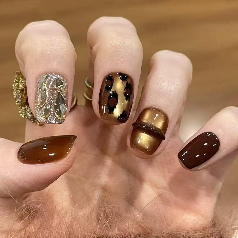 Glamouröse Kunstnägel mit Tiermotiv und Glitzerakzenten Brehn