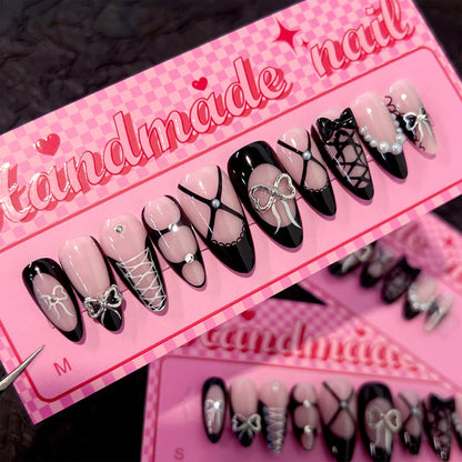 Kunstvolle Nagelkunst mit eleganten Schleifen und Glitzerakzenten Brehn